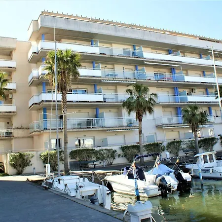 Con Vistas Al Canal En Residencia Con Piscina *